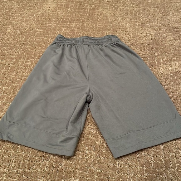 Men’s Nike size S basketball shorts - Picture 2 of 3